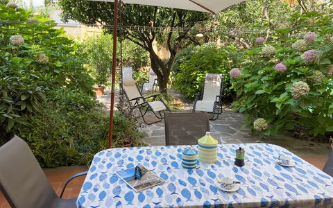 Casa Mary - Levanto: Möbel, Regenschirm, Stuhl, Gartenmöbel, Tabelle, Tisch Im Freien, Küche & Esszimmer Tisch, Schatten, Garten