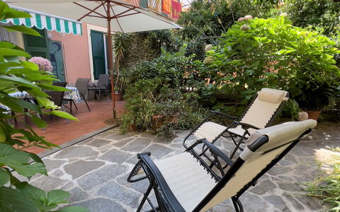 Casa Mary - Levanto: Möbel, Stuhl, Gartenmöbel, Schatten, Tisch Im Freien, Klappstuhl, Garten, Hinterhof, Balkon, Kaffetisch