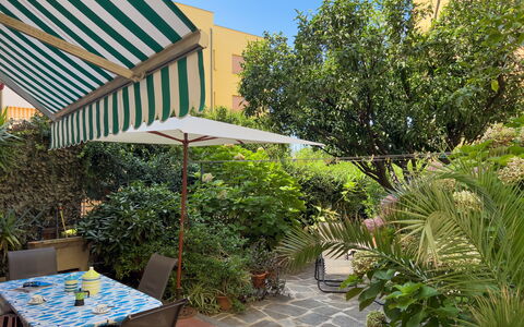 Casa Mary - Levanto: Möbel, Strauch, Gartenmöbel, Stuhl, Schatten, Tisch Im Freien, Garten, Blumentopf, Garten