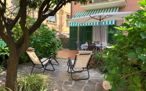 Casa Mary - Levanto: Möbel, Gartenmöbel, Stuhl, Strauch, Tisch Im Freien, Schatten, Garten, Hinterhof, Garten