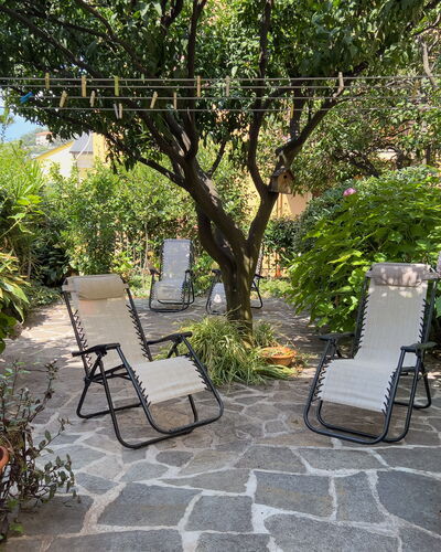 Casa Mary - Levanto: Möbel, Gartenmöbel, Garten, Strauch, Stuhl, Ground, Schatten, Hinterhof, Flagstone