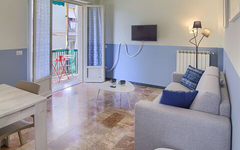 Giulia Apartment - Levanto: Tabelle, Möbel, Couch, Bilderrahmen, Fernsehen, Interior Design, Fussboden, Wohnzimmer, Flooring, Grundeigentum