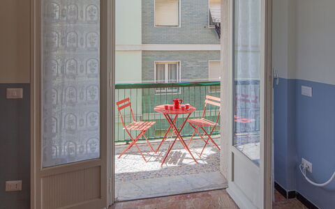 Giulia Apartment - Levanto: Fenster, Gebäude, Tür, Holz, Haus, Stuhl, Wand, Home Door, Flooring