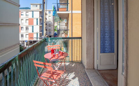 Giulia Apartment - Levanto: Gebäude, Fenster, Stuhl, Holz, Tabelle, Blumentopf, Fussboden, Flooring, Urban Design, Veranda