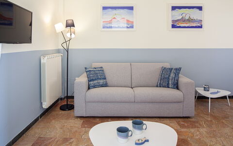Giulia Apartment - Levanto: Möbel, Eigentum, Tabelle, Geschirr, Produkt, Azurblau, Couch, Bilderrahmen, Beleuchtung, Holz