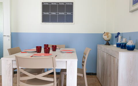 Giulia Apartment - Levanto: Tabelle, Möbel, Gebäude, Blau, Holz, Fenster, Bilderrahmen, Interior Design, Fussboden