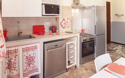 Giulia Apartment - Levanto: Cabinetry, Countertop, Eigentum, Möbel, Küchengerät, Herd, Sinken, Küche, Haushaltsgerät, Holz