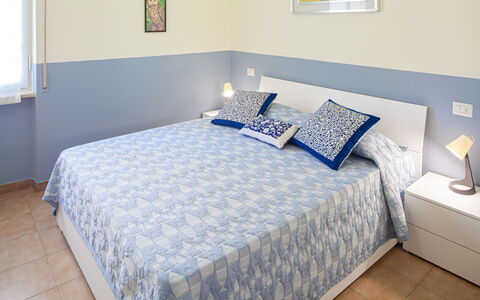 Giulia Apartment - Levanto: Gebäude, Möbel, Eigentum, Komfort, Azurblau, Fenster, Blau, Holz, Textil, Interior Design