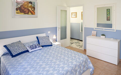 Giulia Apartment - Levanto: Eigentum, Möbel, Gebäude, Spiegel, Bilderrahmen, Komfort, Azurblau, Interior Design, Cabinetry, Holz