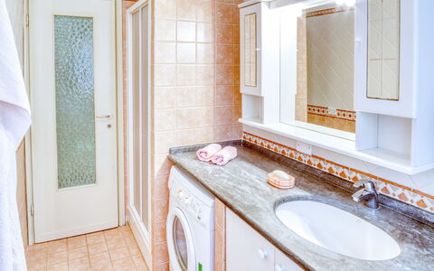 Giulia Apartment - Levanto: Badezimmer, Eigentum, Zimmer, Interior Design, Grundeigentum, Haus, Fussboden, Gebäude, Fliese, Zuhause