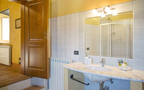 Montefiore: Badezimmer, Zimmer, Eigentum, Gelb, Interior Design, Badezimmerschrank, Gebäude, Fliese, Wand, Haus