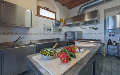 Villa Dei Michelangioli a Brolio: Countertop, Eigentum, Zimmer, Küche, Gebäude, Haus, Interior Design, Grundeigentum, Möbel, Zuhause