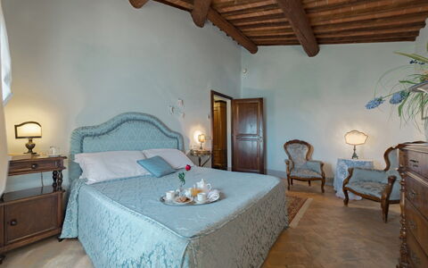 Villa Dei Michelangioli a Brolio: Schlafzimmer, Zimmer, Möbel, Bett, Eigentum, Interior Design, Bettdecke, Gebäude, Bettrahmen, Decke