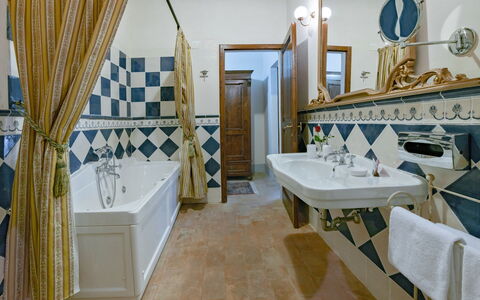 Villa Dei Michelangioli a Brolio: Zimmer, Eigentum, Interior Design, Gebäude, Badezimmer, Wand, Restaurant, Grundeigentum, Möbel, Fussboden
