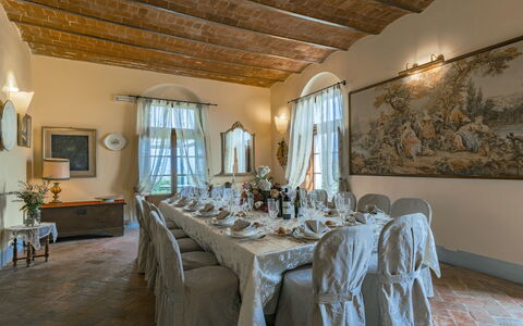 Villa Dei Michelangioli a Brolio: Zimmer, Eigentum, Esszimmer, Decke, Gebäude, Interior Design, Möbel, Tabelle, Estate, Grundeigentum
