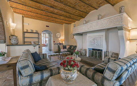 Villa Dei Michelangioli a Brolio: Zimmer, Eigentum, Wohnzimmer, Gebäude, Interior Design, Möbel, Grundeigentum, Haus, Zuhause, Decke