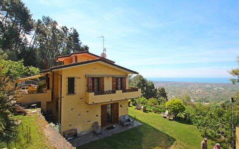Villa La Collinetta: Himmel, Pflanze, Gebäude, Wolke, Eigentum, Fenster, Baum, Grundstueck, Haus, Holz