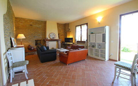 Villa La Collinetta: Möbel, Eigentum, Fenster, Fernsehen, Bilderrahmen, Stuhl, Holz, Wohnzimmer, Pflanze, Zimmerpflanze