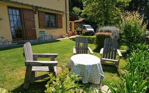 Villa La Collinetta: Pflanze, Eigentum, Fenster, Möbel, Tabelle, Gebäude, Gartenmöbel, Botanik, Natürliche Landschaft, Grundstueck
