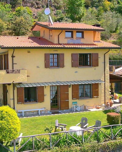 Villa La Collinetta: Pflanze, Fenster, Eigentum, Gebäude, Grün, Baum, Haus, Gelb, Vegetation, Hütte