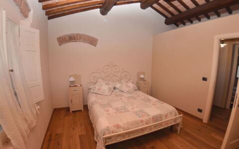 Al Colle Di Lari: Schlafzimmer, Bett, Zimmer, Eigentum, Möbel, Bettdecke, Decke, Bedding, Fussboden, Gebäude