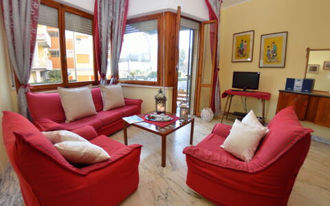 Carnevale: Wohnzimmer, Möbel, Zimmer, Eigentum, Interior Design, Gebäude, Couch, Grundeigentum, Vorhang, Haus