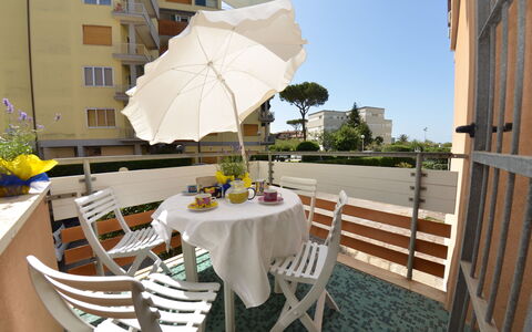 Carnevale: Eigentum, Tabelle, Möbel, Balkon, Gelb, Zimmer, Restaurant, Wohnung, Grundeigentum, Gebäude