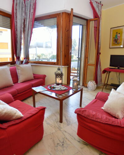 Carnevale: Wohnzimmer, Möbel, Zimmer, Eigentum, Interior Design, Gebäude, Couch, Grundeigentum, Vorhang, Haus