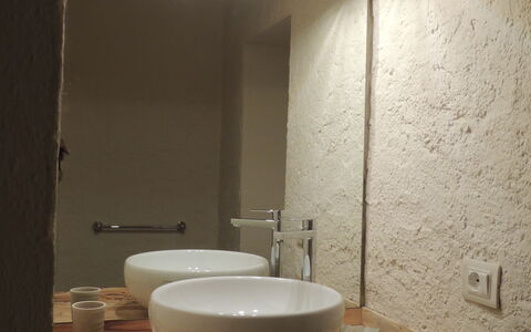 Agriturismo La Pieve: Badezimmer, Eigentum, Bad Sink, Fliese, Zimmer, Keramik, Armatur, Wand, Interior Design, Sinken
