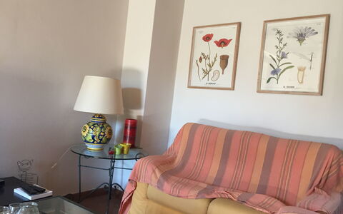 Casa Alla Minuccia Di Villa a Sesta: Zimmer, Möbel, Wohnzimmer, Eigentum, Interior Design, Gelb, Wand, Rosa, Couch, Tabelle