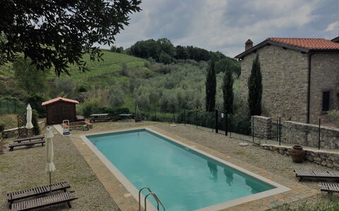 Casa Alla Minuccia Di Villa a Sesta: Schwimmbad, Eigentum, Haus, Grundeigentum, Freizeit, Gebäude, Estate, Zuhause, Hinterhof, Gras