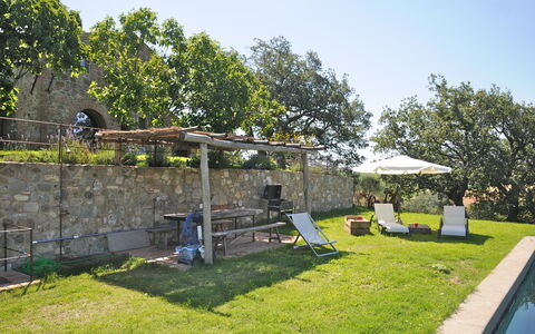 Podere Palazzo: Eigentum, Wand, Haus, Garten, Gebäude, Grundeigentum, Zuhause, Gras, Garten, Baum