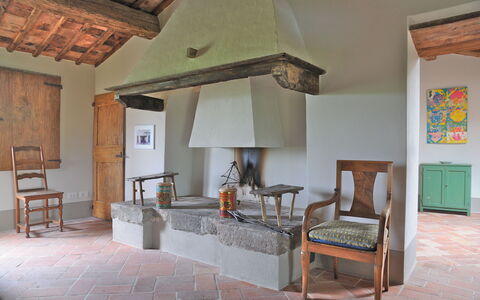 Podere Palazzo: Zimmer, Eigentum, Gebäude, Interior Design, Möbel, Wohnzimmer, Haus, Decke, Grundeigentum, Tabelle