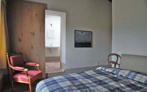Podere Palazzo: Schlafzimmer, Zimmer, Möbel, Bett, Eigentum, Bettdecke, Gebäude, Interior Design, Wand, Fussboden
