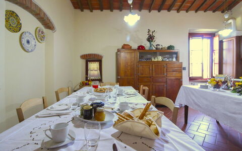 Galleria di Brolio: Möbel, Interior Design, Holz, Tabelle, Esszimmer, Decke, Küche & Esszimmer Tisch, Zimmer, Beleuchtung, Stuhl