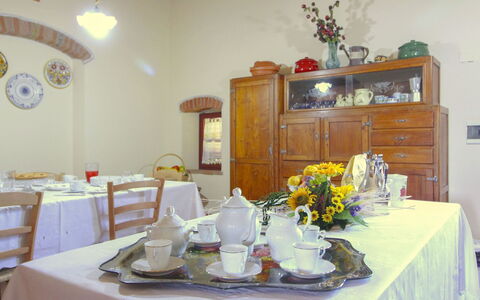 Galleria di Brolio: Möbel, Geschirr, Tabelle, Tischdecke, Interior Design, Esszimmer, Küche & Esszimmer Tisch, Servierware, Dishware, Beleuchtung