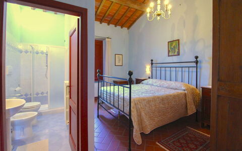 Galleria di Brolio: Interior Design, Decke, Möbel, Flooring, Fussboden, Zimmer, Bett, Schlafzimmer, Bettrahmen, Light Fixture