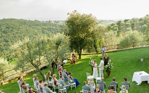 Quercia Al Poggio - Weddings And Events: Himmel, Pflanze, Wolke, Stuhl, Baum, Vegetation, Klappstuhl, Gras