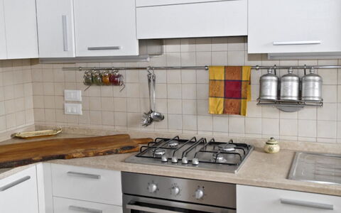 Villa Eleonora: Countertop, Cabinetry, Küche, Zimmer, Möbel, Eigentum, Fliese, Schublade, Herd, Interior Design