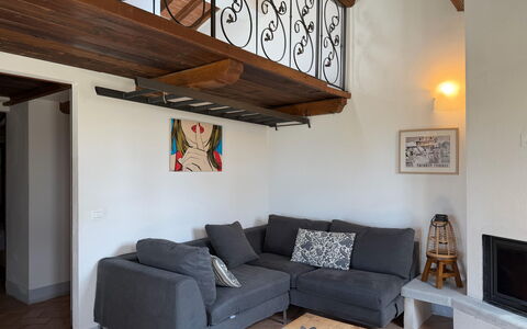 Villa Eleonora: Möbel, Interior Design, Flooring, Fussboden, Couch, Holz, Decke, Zimmer, Wohnzimmer, Beleuchtung