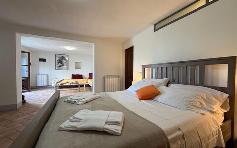 Villa Eleonora: Bett, Möbel, Interior Design, Schlafzimmer, Bedding, Bettdecke, Fussboden, Flooring, Wand, Zimmer