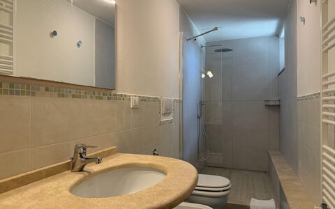 Villa Eleonora: Badezimmer, Bad Sink, Armatur, Flooring, Wand, Sinken, Interior Design, Fussboden, Zapfhahn, Spiegel