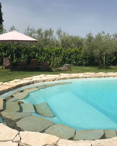Villa Eleonora: Schwimmbad, Gartenmöbel, Freizeit, Flagstone, Schatten, Hinterhof, Landscaping, Water Feature, Resort, Regenschirm