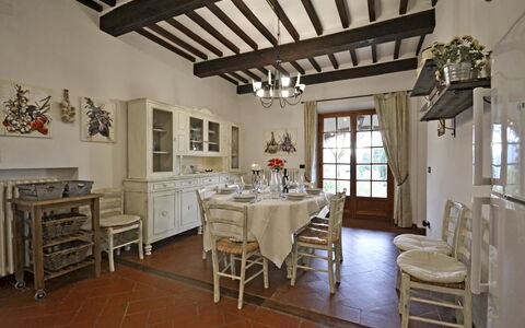 Villa Gelsomino: Zimmer, Eigentum, Gebäude, Möbel, Decke, Esszimmer, Interior Design, Fussboden, Tabelle, Holzboden