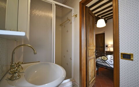 Villa Gelsomino: Badezimmer, Zimmer, Eigentum, Interior Design, Gebäude, Die Architektur, Wand, Sinken, Haus, Armatur