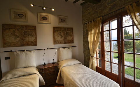 Villa Gelsomino: Zimmer, Eigentum, Schlafzimmer, Möbel, Gebäude, Interior Design, Bett, Haus, Decke, Bettdecke