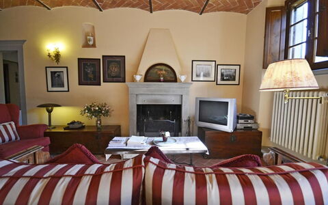 Villa Santa Maria: Zimmer, Möbel, Schlafzimmer, Bett, Eigentum, Bettdecke, Interior Design, Bettrahmen, Decke, Bedding