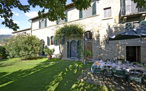 Villa Santa Maria: Eigentum, Zuhause, Haus, Gebäude, Garten, Wohngebiet, Grundeigentum, Estate, Hinterhof, Gras