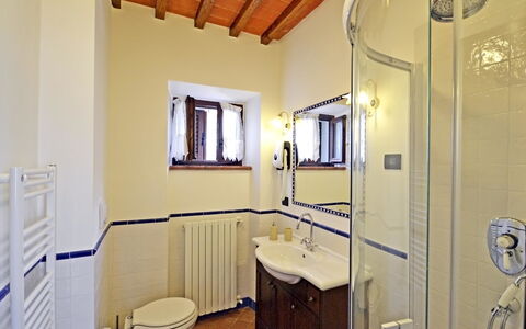 Villa Anita: Badezimmer, Zimmer, Eigentum, Gebäude, Haus, Interior Design, Fussboden, Grundeigentum, Möbel, Die Architektur