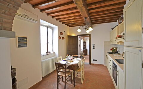 Villa Anita: Zimmer, Eigentum, Gebäude, Decke, Möbel, Interior Design, Fussboden, Haus, Esszimmer, Dachgeschoss